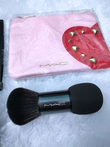 MAC Foundation/Powder Brush And Pouch