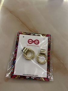 Everstylish Gold Earrings