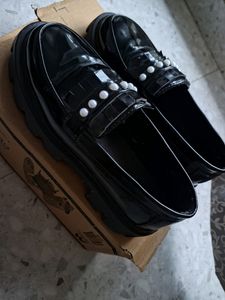 Upper Beads Detailed Black Loafers for Women