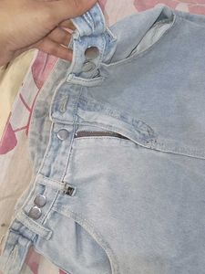 Light Wash High-Waisted Jeans From URBANIC
