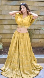 very treabdy crop top skirt