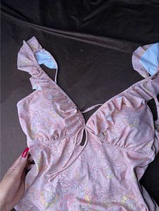 Chic Ruffled padded bodysuit 🩷😘