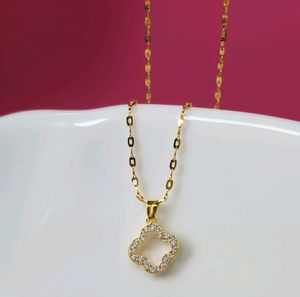 18k Gold Clover Pendant Necklace