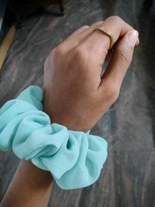 FLUFFY SCRUNCHIE +1 FREE SCRUNCHIEe😍