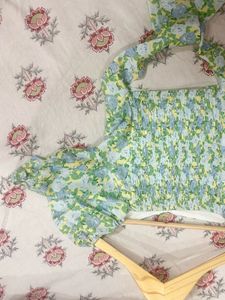 Floral Crop Top wit Knot On Back