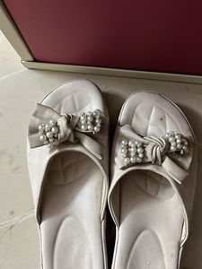 Elegant Bow Detail Slides size 5 number 38
