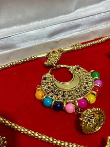 Multicolored Jewellery Set With Tika