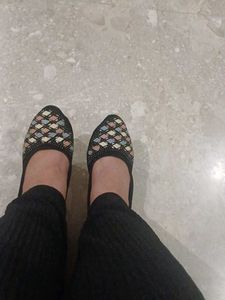 Elegant Black Juttis