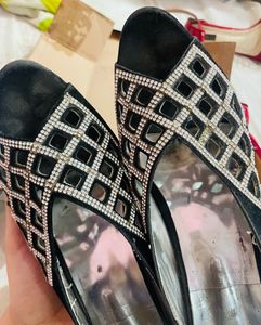BEAUTIFUL BLACK HEELS WITH STONES
