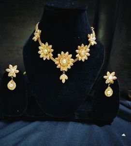 Beautiful Necklace With Earrings. Colour Is Dull From Some Parts Of Flowers, Pls Check Properly Before Grab