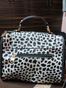PRICE DROP⬇️ Black And White Sling Bag ❤️