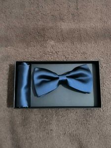 Van Heusen Set Of Bowties And Pocket Square