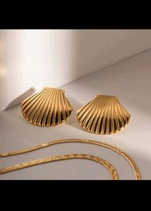 18k Gold Seashell Earrings