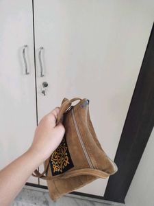 Sling Bag With 3 Storage Pockets