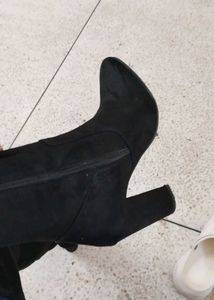 Stylish Black Thigh High Boots