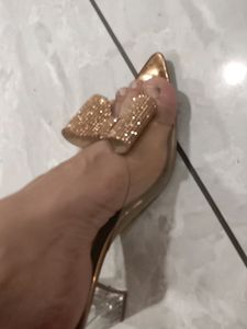 Golden Beautiful 3 Inch Heels: Size (8)