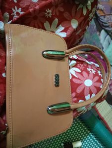 🥳🤩 Clutch With Two Lipstick And Nail Polish 💅