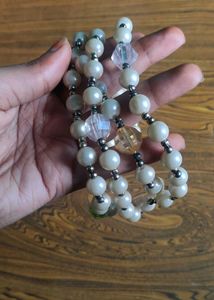 Elegant Pearl Beaded Necklace – Like New Condition