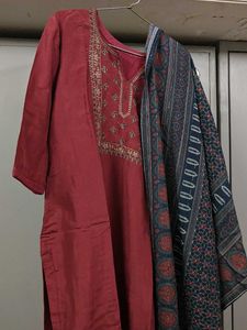 Elegant 3 Piece Contrast Maroon Suit