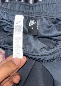Nike unisex shorts ( size L )