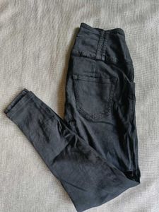 Black High-Waisted streachaby Skinny Jeans