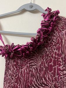 UNI SHOULDER RUFFLE PARTY TOP