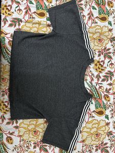 Basic Loose Fit Crop Top , Available In Very Good Condition