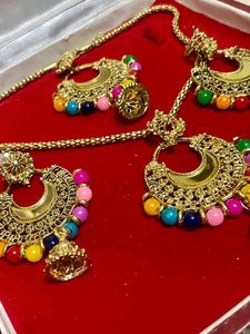 Multicolored Jewellery Set With Tika