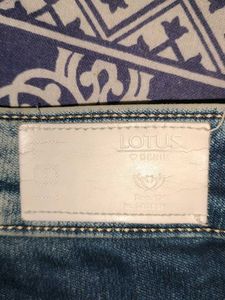 Lotus Skinny Jeans 🪷