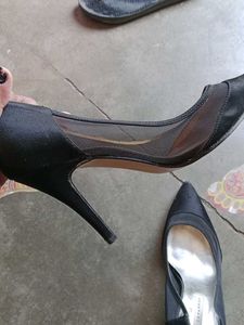 CAPARROS Women&#39;s Pointed Toe Black Wedges