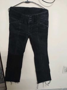 Black frayed hem capri jeans