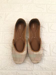 Thread Work Punjabi Juttis