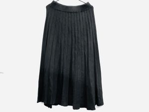 Black Fitted Skirt With Simple Pleats