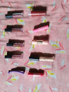 6 Lipstick Of Different Shades😍😍one Hair Clip...