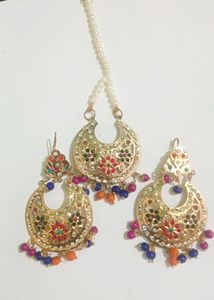 multi colour earrings nd maang tikka