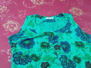 Woman&#39;s Cutsleeves Top