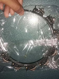 Beautiful Clutcher With Hair Bend