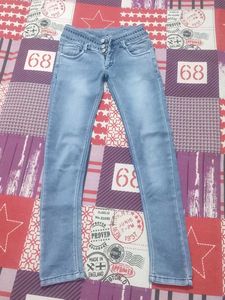 Light Wash Jeans with Button Closure