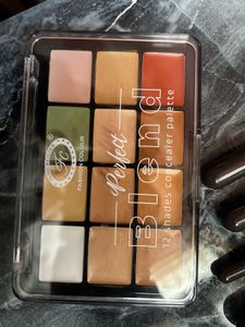 Makeup Brush Set and Pouch + Concealer Palette