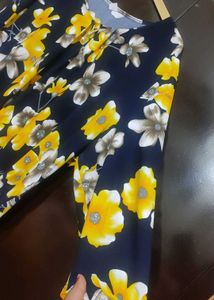 Navy Blue Top Yellow🟡floral Print 50 Bust
