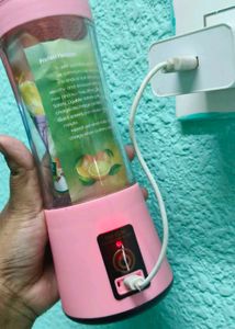 Mini electric juicer