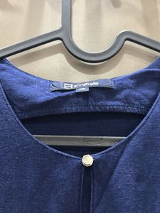 A short linen blue top