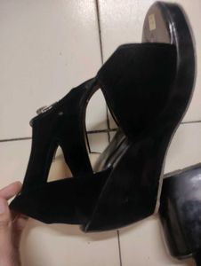 Chic Black Wedge Sandals