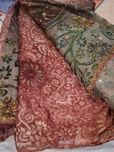 i am Selling very heavy saree never wear