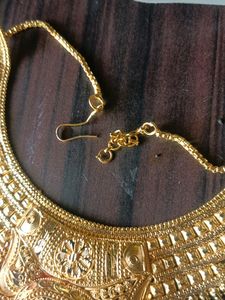 This an necklace in golden color Looks so fancy