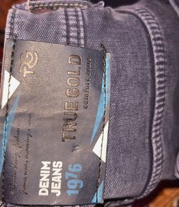 it’s a light wieght stretchable navy blue jeans ..