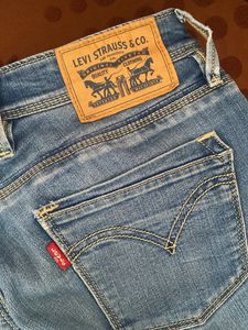 Levis Jeans Women 28 Waist