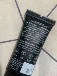 Tinted moisturiser SPF 30