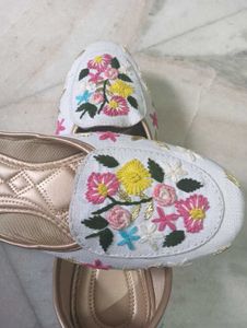 Floral woolen Jutti