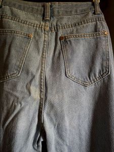 High Waist Mom Jeans – Light Wash